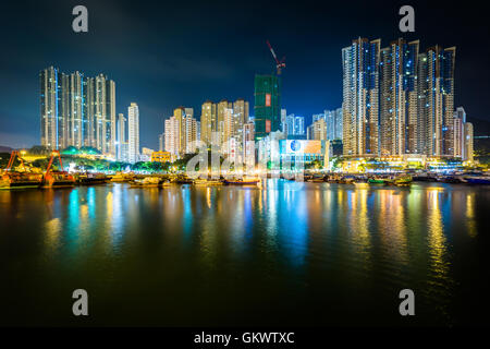 L'horizon de Ap Lei Chau dans la nuit, vu d'Aberdeen à Hong Kong, Hong Kong. Banque D'Images