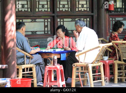 Les gens jouer mahjong (jeu de tuiles chinois)dans le People's park à Chengdu en Chine. Banque D'Images