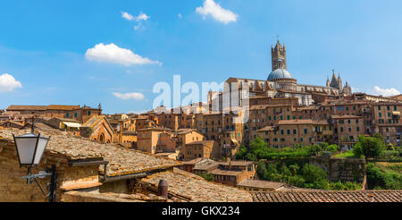 Paysage urbain panoramique de la ville historique de Sienne, Italie Banque D'Images