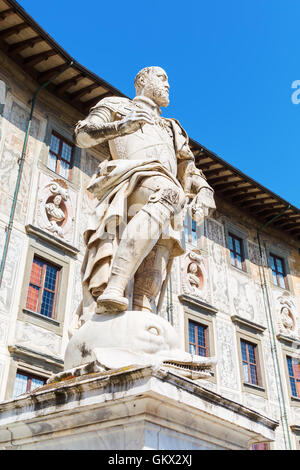 Statue devant le Palazzo della Carovana à Pise, Toscane, Italie Banque D'Images