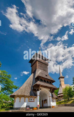 À l'entrée de la tour en Monastère Barsana, Région de Maramures, Roumanie Banque D'Images