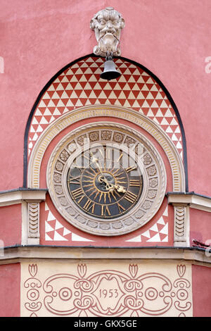 Façade avec une horloge sur St John Street (Ulica Swietojanska) dans la vieille ville de Varsovie, Pologne Banque D'Images