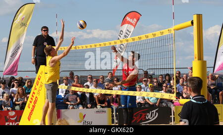 Gerbe Jack/Chris Gregory v Russell Watson/Phil Smith dans la finale du volley-ball de plage d''Angleterre, 21 août 2016 à Mar Banque D'Images