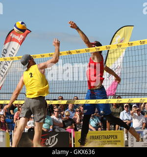 Gerbe Jack/Chris Gregory v Russell Watson/Phil Smith dans la finale du volley-ball de plage d''Angleterre, 21 août 2016 Banque D'Images
