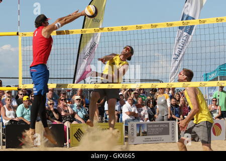Gerbe Jack/Chris Gregory v Russell Watson/Phil Smith dans la finale du volley-ball de plage d''Angleterre, 21 août 2016 à Mar Banque D'Images