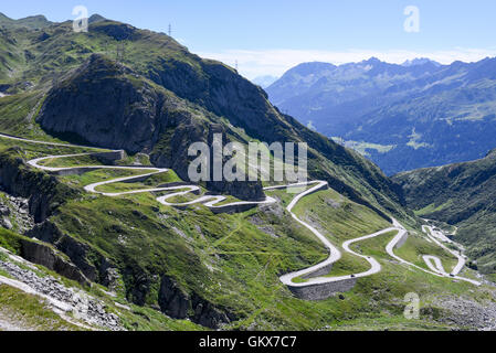 Ancienne route qui mène à St col du Gothard, sur les Alpes Suisses Banque D'Images