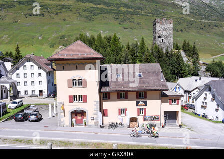 Andermatt, Suisse - 7 août 2016 : les cyclistes pédaler sur l'ancienne route qui mène au col du Saint-gothard dans le village d'Hos Banque D'Images