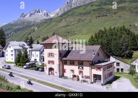 Andermatt, Suisse - 7 août 2016 : la conduite de moto sur l'ancienne route qui mène au col du Saint-gothard au village Banque D'Images