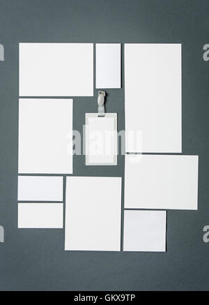 Mock-up business template avec cartes, papiers, stylo. Fond gris. Banque D'Images