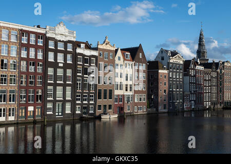 Entrepôts et reconvertie et la flèche de l'église St Nicholas, Amsterdam, Pays-Bas Banque D'Images