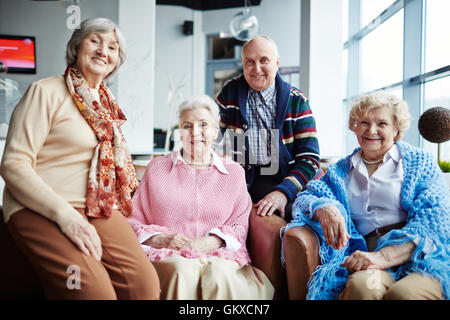 Groupe des aînés heureux de vous détendre dans le cafe Banque D'Images