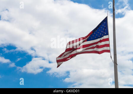 Brandir le drapeau américain dans le vent. Ciel nuageux intense à l'arrière-plan. Banque D'Images