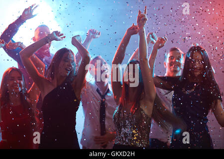 Cheerful danseurs enjoying party in nightclub Banque D'Images