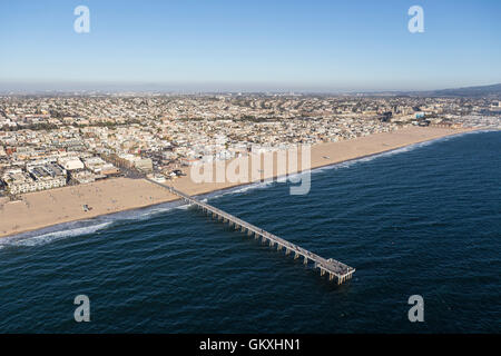 Vue aérienne de Hermosa Beach Pier et l'océan Pacifique en Californie du Sud. Banque D'Images