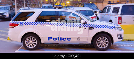 Voiture de police stationné à l'extérieur de la Gare Centrale - Sydney, New South Wales, Australia Banque D'Images