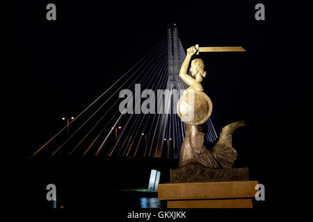 Vue de la statue en bronze de Varsovie Mermaid Syrenka Warszawska un symbole de Varsovie, représenté sur les armoiries de la ville faite par Louise sculptrice Nitschowa en 1939 à l'emplacement du pont Swietokrzyski traverse la Vistule à Varsovie, Pologne Banque D'Images
