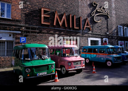 - Mini-bus historique restauré et ses couleurs lumineuses - sont garés devant un musée du communisme en Pologne est maintenant en vogue dans l'usine de Soho Varsovie Pologne Banque D'Images