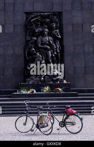 Vue sur le côté ouest de la Monument des Héros du Ghetto par Nathan Rapoport commémorant l'insurrection du Ghetto de Varsovie de 1943 pendant la Seconde Guerre mondiale situé dans la zone qui était autrefois une partie du Ghetto de Varsovie en face de l'Polin Musée d'histoire des Juifs polonais à Varsovie, Pologne Banque D'Images
