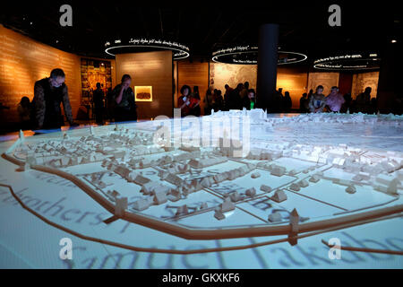 Intérieur de la Polin Musée d'histoire des Juifs polonais conçu par les architectes finlandais Ilmari Lahdelma Mahlamaki Rainer et situé dans le centre de l'ancien quartier juif. Pologne Varsovie Banque D'Images