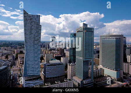 Vue d'un gratte-ciel résidentiel Zlota 44 (192 mètres de haut) conçu par l'architecte américain d'origine polonaise Daniel Libeskind ( au milieu) et l'hôtel intercontinental ( à droite) du Palais de la Culture et de la Science, un gratte-ciel 231 mètres de hauteur, le plus haut bâtiment de Pologne situé dans le centre de Varsovie. Pologne Banque D'Images