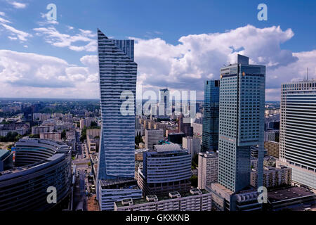 Vue d'un gratte-ciel résidentiel Zlota 44 (192 mètres de haut) conçu par l'architecte américain d'origine polonaise Daniel Libeskind ( au milieu) et l'hôtel intercontinental ( à droite) du Palais de la Culture et de la Science, un gratte-ciel 231 mètres de hauteur, le plus haut bâtiment de Pologne situé dans le centre de Varsovie. Pologne Banque D'Images