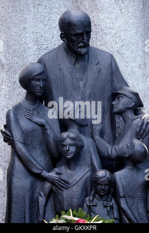 Janusz Korczak Monument par Zbigniew Wilma ( 2006) représentant un directeur d'un orphelinat juif, qui avec ses élèves a été déporté et assassiné dans un camp d'extermination nazi à Treblinka en 1942 situé au centre de Varsovie Pologne Banque D'Images