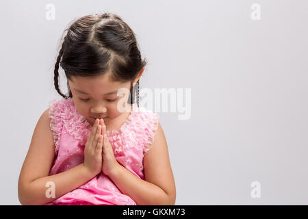 Thai enfant en costume traditionnel thaïlandais sur fond blanc. Banque D'Images