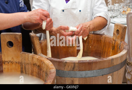 L'artisanat fait main de la production de mozzarella Bufala faite avec du lait dans la région Campanie en Italie. Banque D'Images