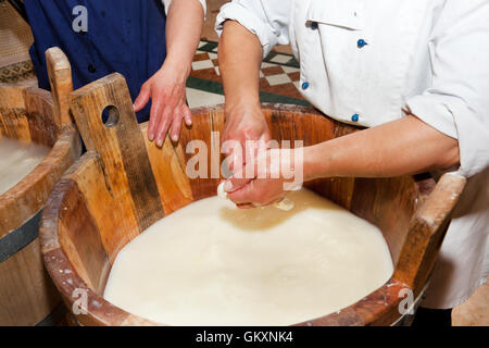 L'artisanat fait main de la production de mozzarella Bufala faite avec du lait dans la région Campanie en Italie. Banque D'Images