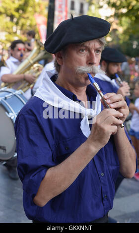 Musicien jouant de tin whistle sur le défilé pour marquer le début de l'assemblée annuelle de San Sebastian Semana Grande feria d'août 2016 Banque D'Images