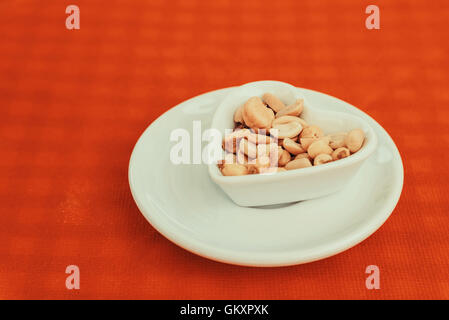 Bol en forme de coeur avec fruits secs et durs d'arachides Banque D'Images