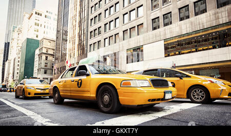 Les taxis jaunes à Manhattan, New York. Les taxis de New York City sont largement reconnu de la ville d'icônes. Banque D'Images