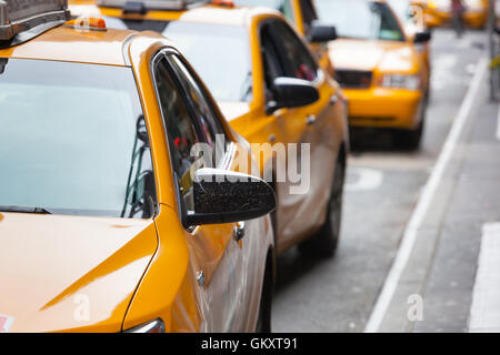 Les taxis jaunes à Manhattan, New York. Les taxis de New York City sont largement reconnu de la ville d'icônes. Banque D'Images