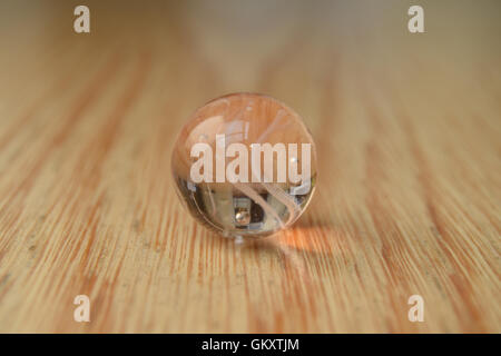 En encore sur table en bois dans une lumière douce, gros plan Banque D'Images