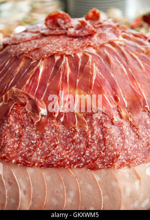 La viande italienne hors-types. Le salami, le jambon et les tranches de Prosciutto di Parma. Banque D'Images