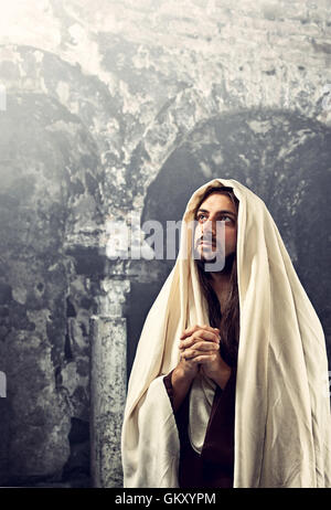 Jésus Christ prie avec les mains jointes en tournant le regard vers son père. Banque D'Images