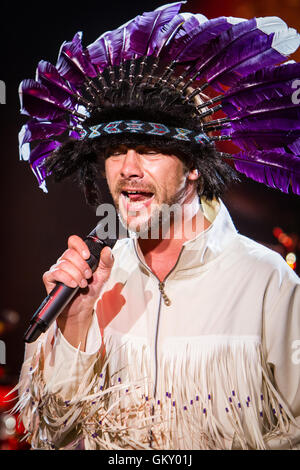 Milan Italie. 30 mars 2011. Le funk britannique Jamiroquai bande effectue sur scène à Mediolanum Forum au cours de la 'poussière de roche Banque D'Images