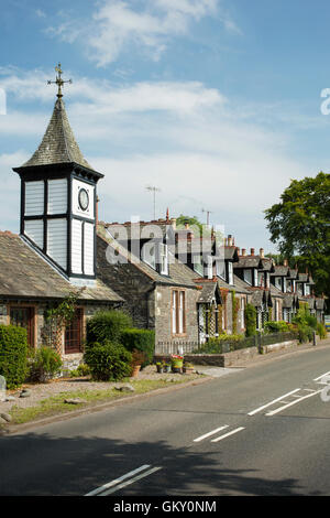 Village de parton, une rangée de cottages en terrasses avec le cottage disposent d'un petit tour de l'horloge sur son toit. Près de Castle Douglas, Ecosse Banque D'Images