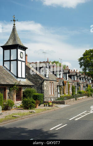 Village de parton, une rangée de cottages en terrasses avec le cottage disposent d'un petit tour de l'horloge sur son toit. Près de Castle Douglas, Ecosse Banque D'Images