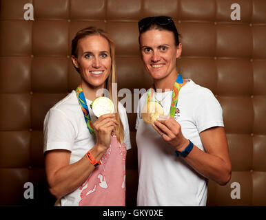 La société britannique Helen Glover (à gauche) et Heather Stanning posent avec leurs médailles d'après une conférence de presse à l'hôtel Sofitel, l'aéroport de Heathrow. ASSOCIATION DE PRESSE Photo. Photo date : mardi 23 août 2016. L'arrivée de l'équipe Go retour au Royaume-Uni après avoir terminé deuxième à Rio 2016 Tableau de médailles olympiques de Londres 2012, surpassant leurs médailles. Crédit photo doit se lire : John Walton/PA Wire Banque D'Images