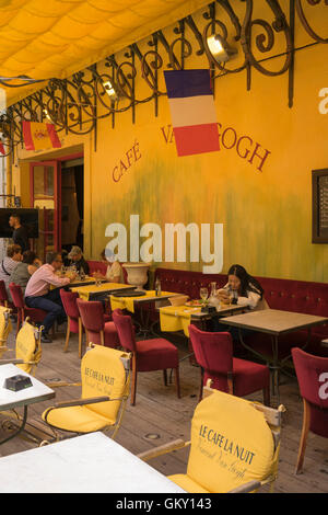 Café van Gogh à Arles dans le sud de la France. Banque D'Images