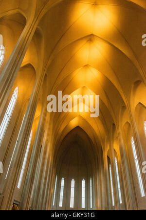 De l'intérieur (1986), Hallgrimskirkja une église luthérienne d'Islande à Reykjavik, l'église paroissiale et est la plus grande église en Islande Banque D'Images