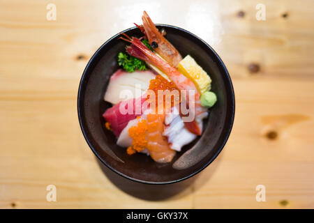 Chirashi sushi, nourriture japonaise bol de riz avec du thon, sashimi saumon cru, et d'autres fruits de mer, vue d'en haut, centré avec co Banque D'Images