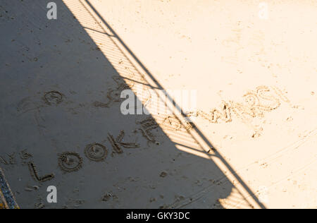 Bournemouth, Dorset, UK 23 août 2016. L'écriture dans le sable à la plage de Bournemouth un jour ensoleillé chaud Crédit : Carolyn Jenkins/Alamy Live News Banque D'Images