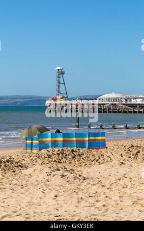 Bournemouth, Dorset, UK 23 août 2016. Météo France : eau chaude journée ensoleillée à la plage de Bournemouth à la hausse des températures et les visiteurs de la station de tête de profiter du soleil et de la mer Crédit : Carolyn Jenkins/Alamy Live News Banque D'Images