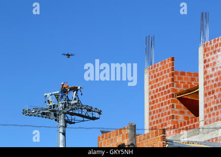 El Alto, Bolivie, le 23 août 2016. Un technicien attend un drone qui transporte un câble synthétique léger entre les pylônes d'un nouveau télécabine / télécabine actuellement en construction entre Rio Seco et la CEJA à El Alto. Il s'agit de la première partie du processus d'installation du câble d'acier final qui transportera les gondoles. Ce téléphérique fait partie d'une deuxième phase de lignes de téléphérique qui font partie d'un projet ambitieux visant à réduire les embouteillages. 3 routes de la première phase sont déjà en service entre les villes de la Paz et El Alto. Credit: James Brunker / Alamy Live News Banque D'Images