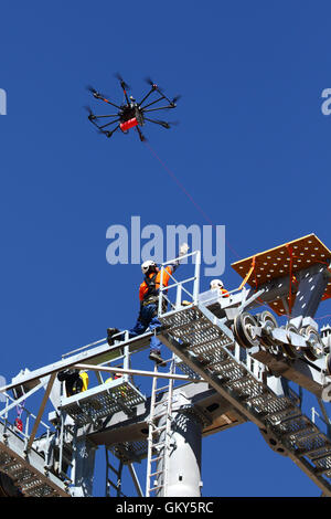 El Alto, Bolivie, le 23 août 2016. Un technicien arrive pour un câble synthétique léger qui est menée par un drone entre les pylônes d'une nouvelle télécabine téléphérique / actuellement en construction entre Rio Seco et La Ceja à El Alto. C'est la première partie du processus d'installer le dernier câble en acier qui va transporter les gondoles. Ce téléphérique est partie d'une deuxième phase de lignes de tramway qui font partie d'un projet ambitieux pour réduire l'encombrement du trafic. 3) à partir de la première phase sont déjà entre les villes de La Paz et El Alto. Credit : James Brunker / Alamy vivre Banque D'Images