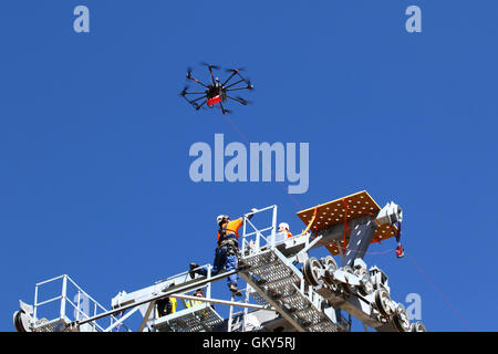 El Alto, Bolivie, le 23 août 2016. Un technicien arrive pour un câble synthétique léger qui est menée par un drone entre les pylônes d'une nouvelle télécabine téléphérique / actuellement en construction entre Rio Seco et La Ceja à El Alto. C'est la première partie du processus d'installer le dernier câble en acier qui va transporter les gondoles. Ce téléphérique est partie d'une deuxième phase de lignes de tramway qui font partie d'un projet ambitieux pour réduire l'encombrement du trafic. 3) à partir de la première phase sont déjà entre les villes de La Paz et El Alto. Credit : James Brunker / Alamy vivre Banque D'Images