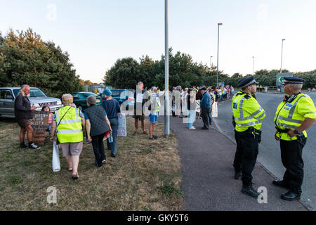 Les exportations en direct 'Ban' manifestants debout sur côté de route principale dans Ramsgate lors d'une manifestation pacifique contre les exportations de la ville. Certaines plaques. holding Deux bureaux de police en premier plan. Banque D'Images