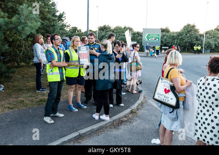 Les exportations en direct 'Ban' manifestants debout sur côté de route principale dans Ramsgate lors d'une manifestation pacifique contre les exportations de la ville. Certaines plaques. holding Banque D'Images